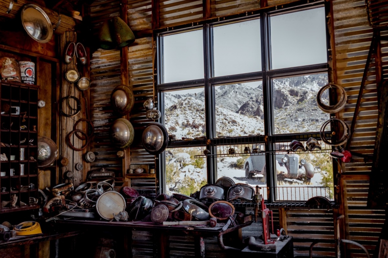 cordonnerie-BOUYON-min_shop_window_part_junk_abandoned-138873